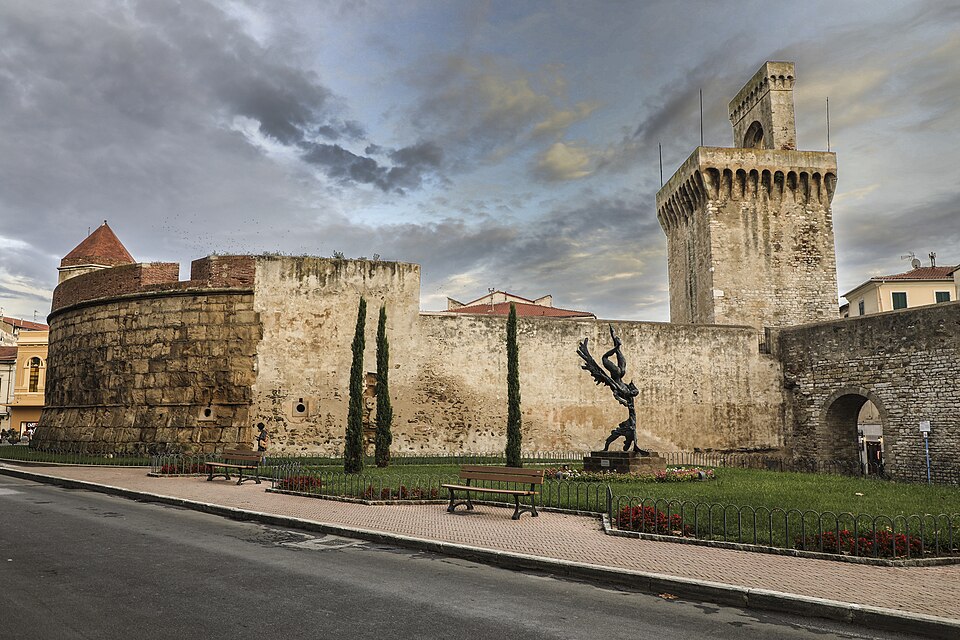 piombino piazza edison con rivellino torrione e statua di icaro