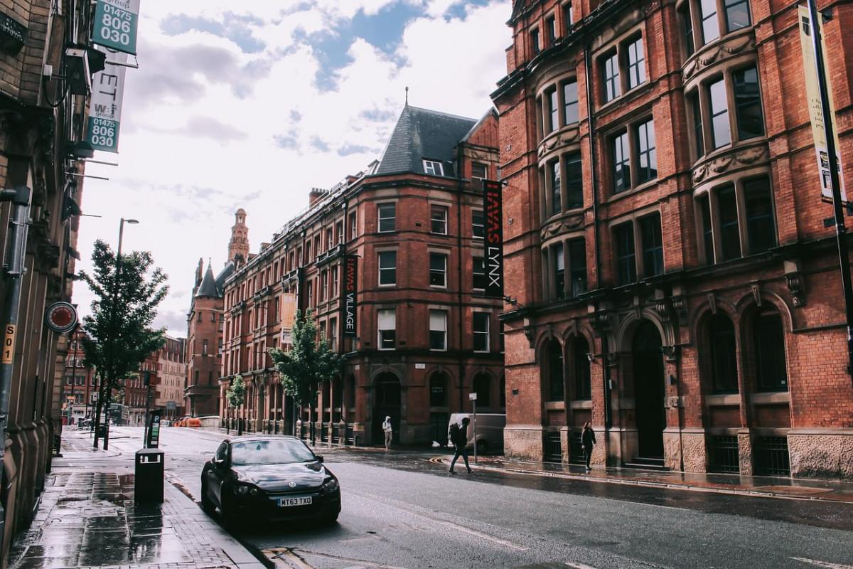 piove auto edificio bagnato