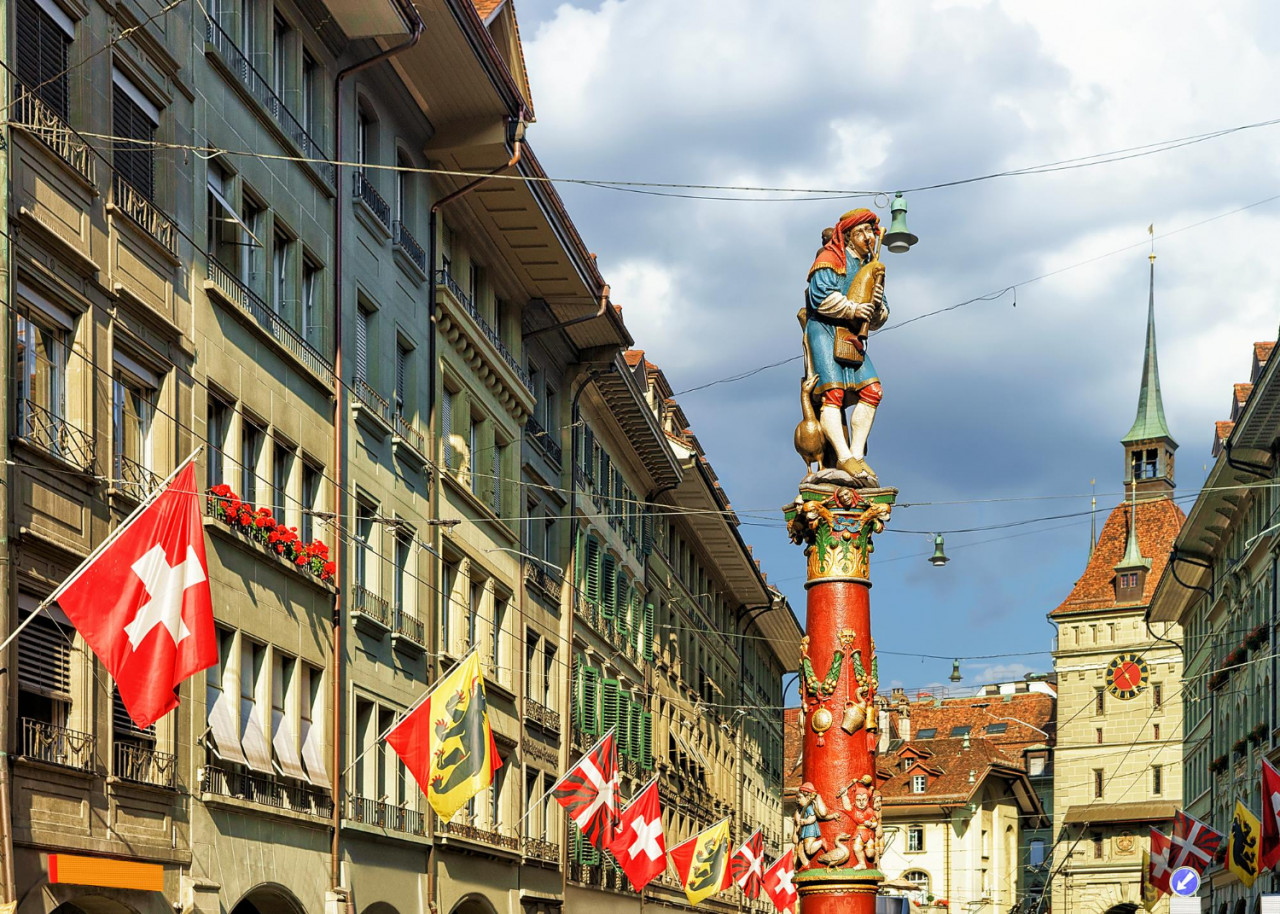 piper fountain spitalgasse street with shopping area old city center bern switzerland