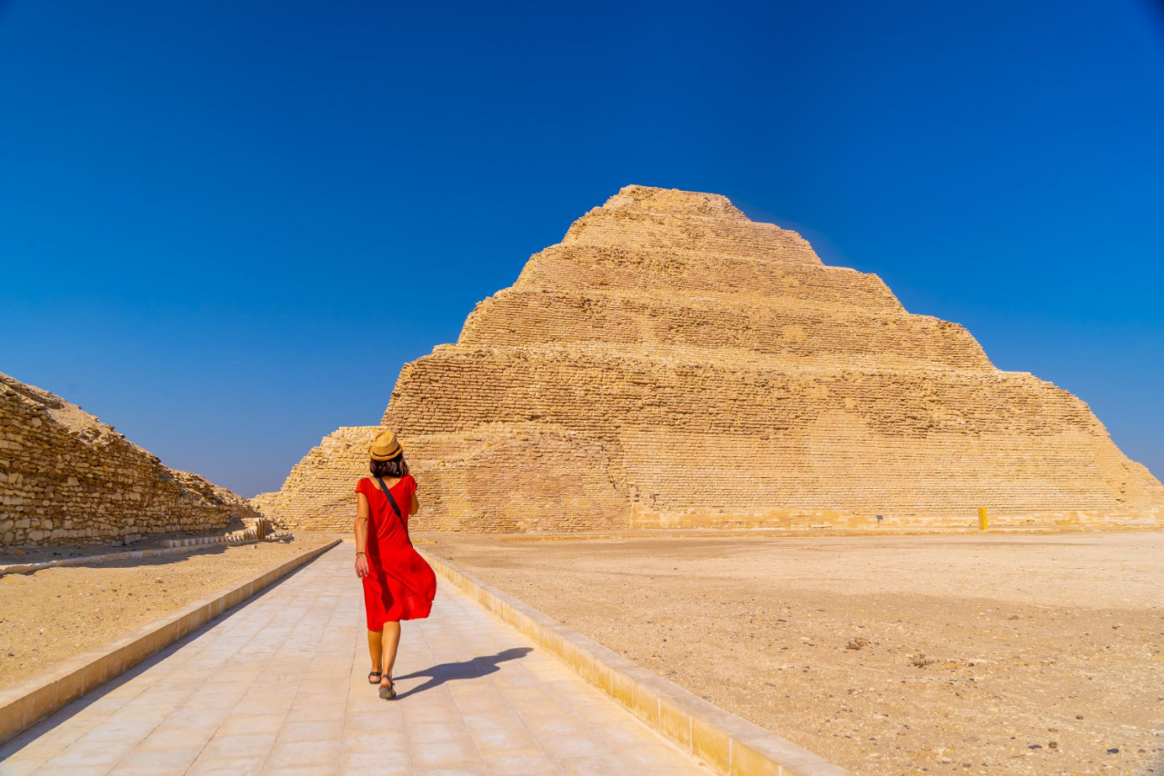 piramide a gradoni di djoser saqqara in egitto
