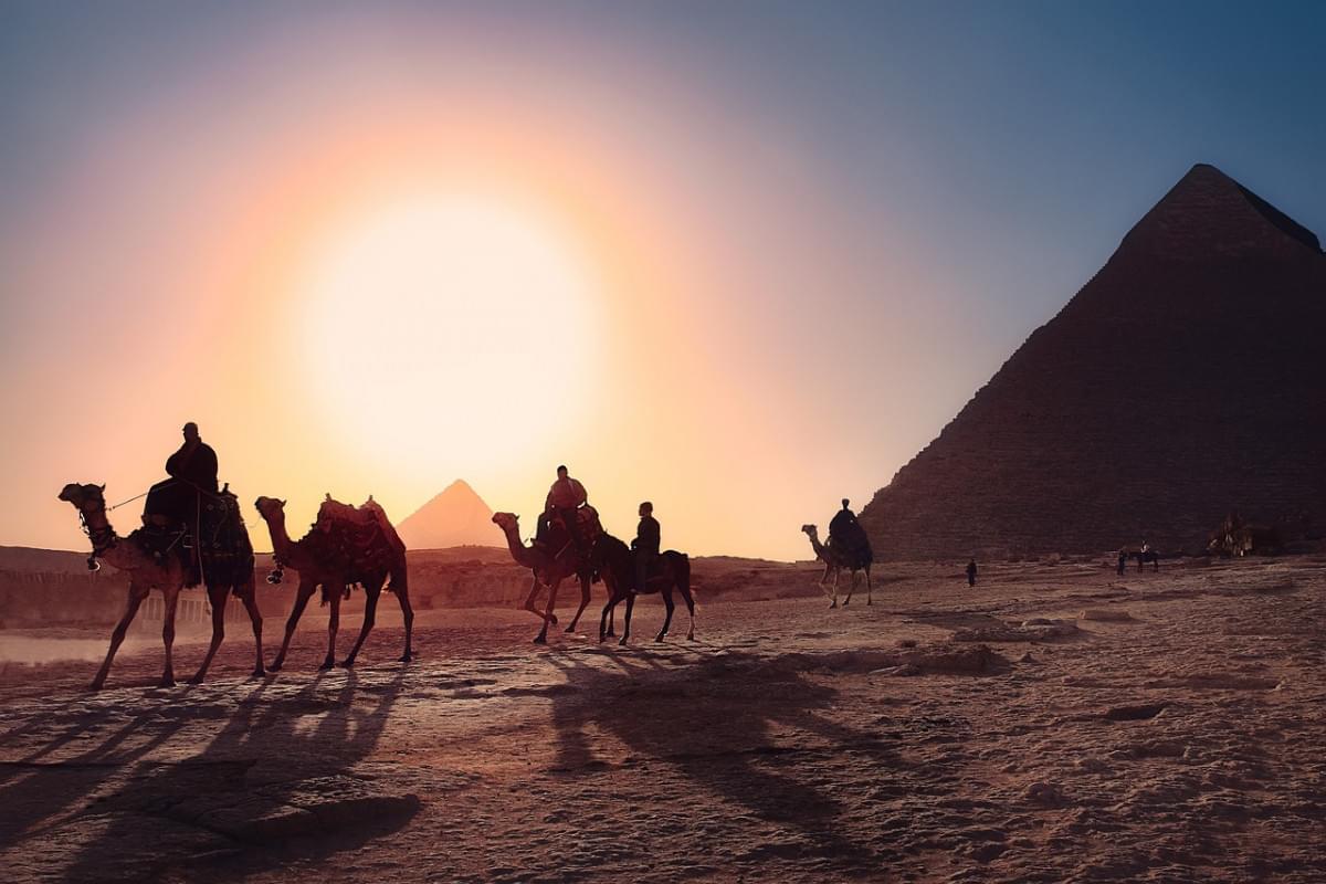 piramidi cairo egitto deserto 1