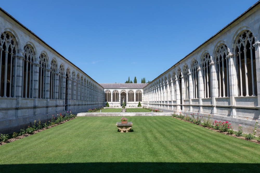 pisa italia 29 giugno 2018 vista panoramica dell interno di campo santo noto anche come camposanto monumentale cimitero monumentale e un edificio storico al bordo nord di piazza duomo a pisa