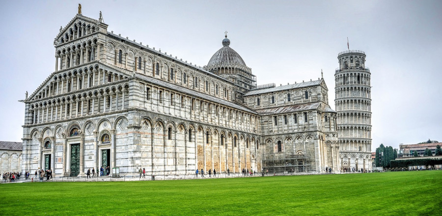 Piazza dei miracoli toscana