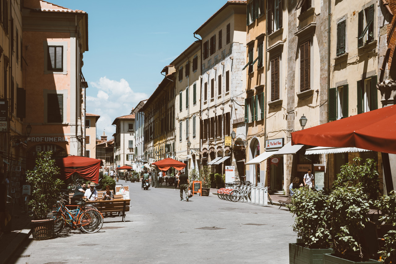 pisa italy june 29 2018 walking borgo stretto street pisa city with historic buildings shops people walk rest around summer sunny day blue sky