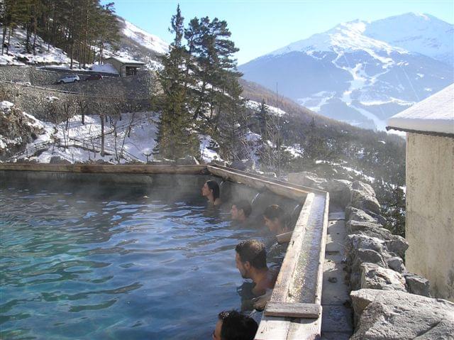 piscina esterna ai bagni vecchi di bormio in inverno