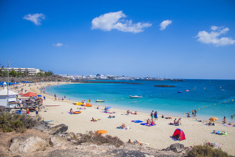 playa blanca a lanzarote nel pomeriggio estivo con cielo sereno