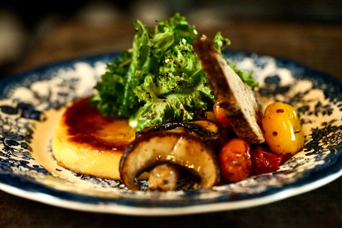 polenta con formaggio o funghi dolomiti - foto di agustin muñiz