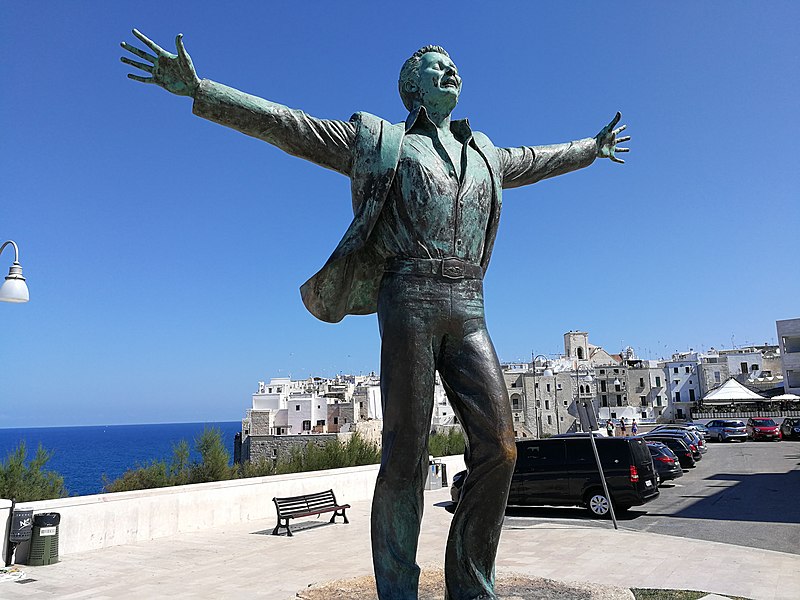 polignano a mare statua di domenico modugno