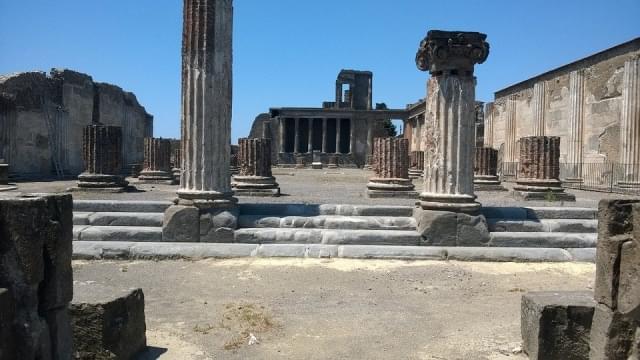 pompei rovine vulcano italia