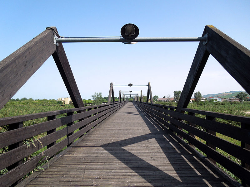 ponte ciclopedonale sul fiume tordino