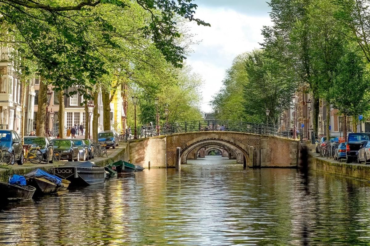 ponte mattone canale corso d acqua