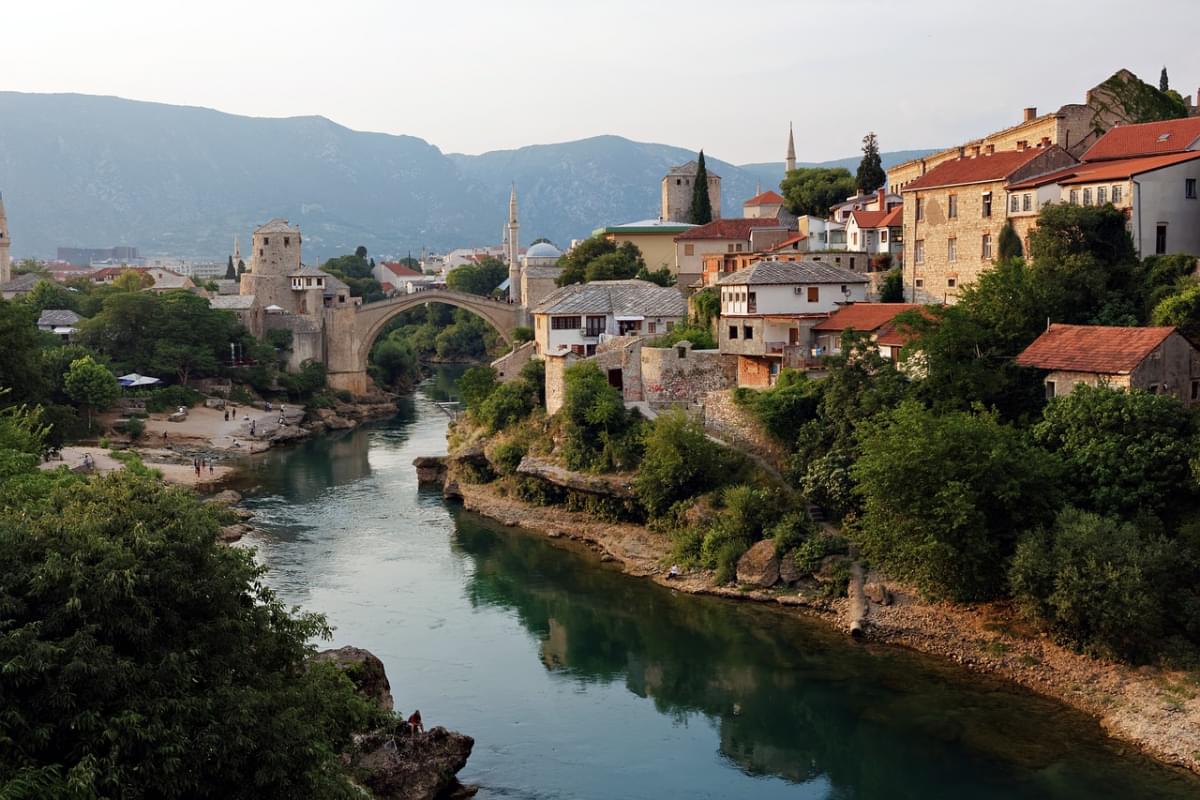 ponte mostar un fiume acqua flusso