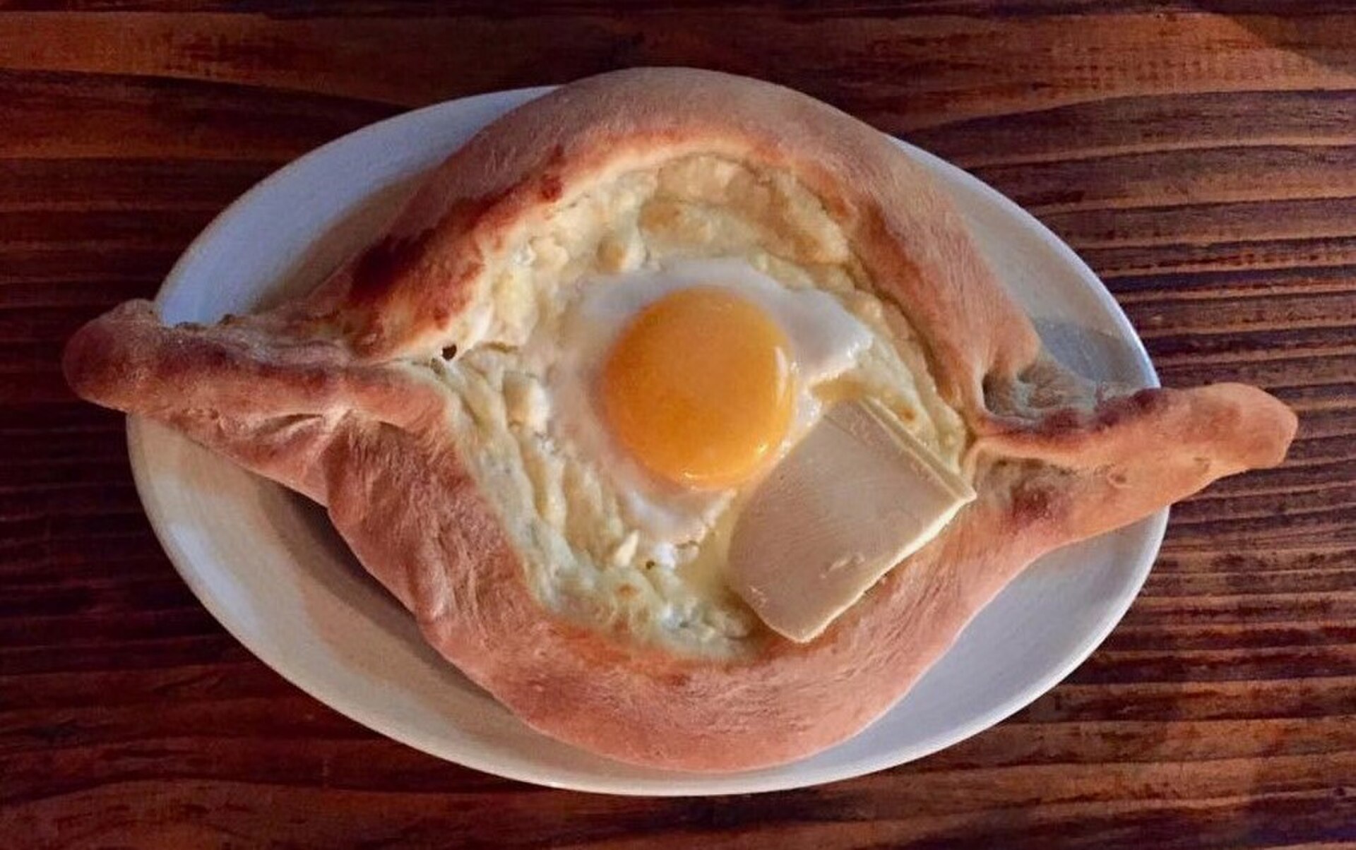 populargeorgiancheese filledbread khachapuri
