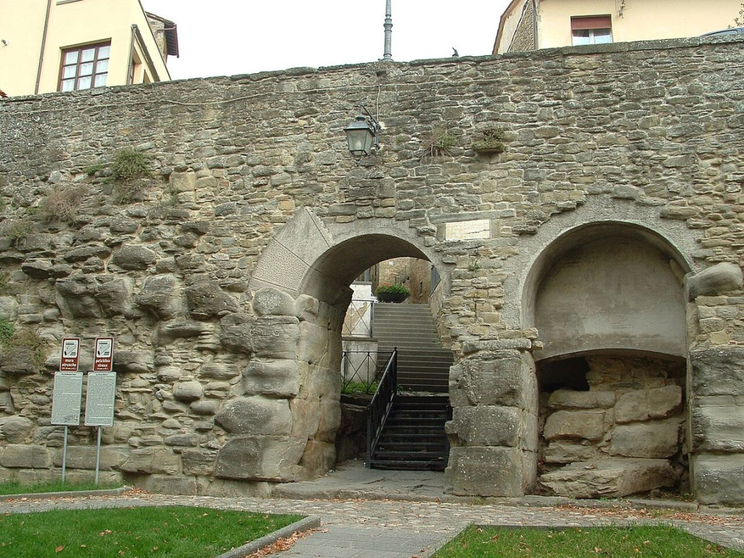 porta bifora mura etrusche cortona - foto di ligadue