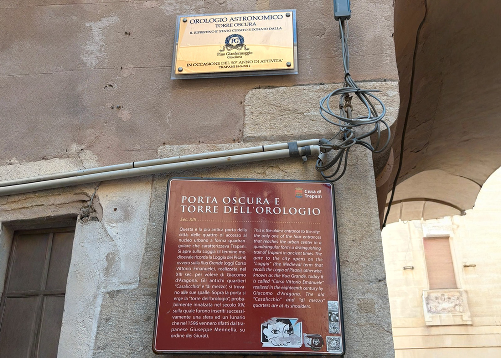 porta oscura e orologio astronomico insegna
