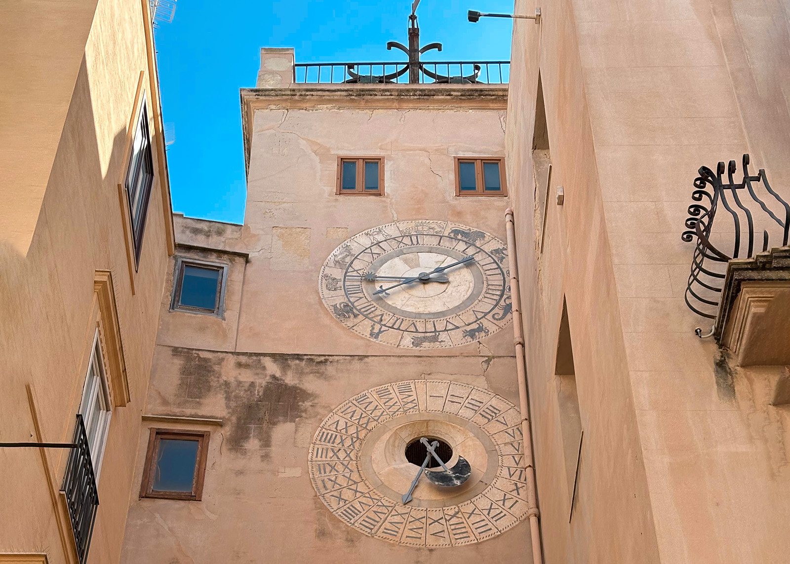 porta oscura e orologio astronomico oriz 2
