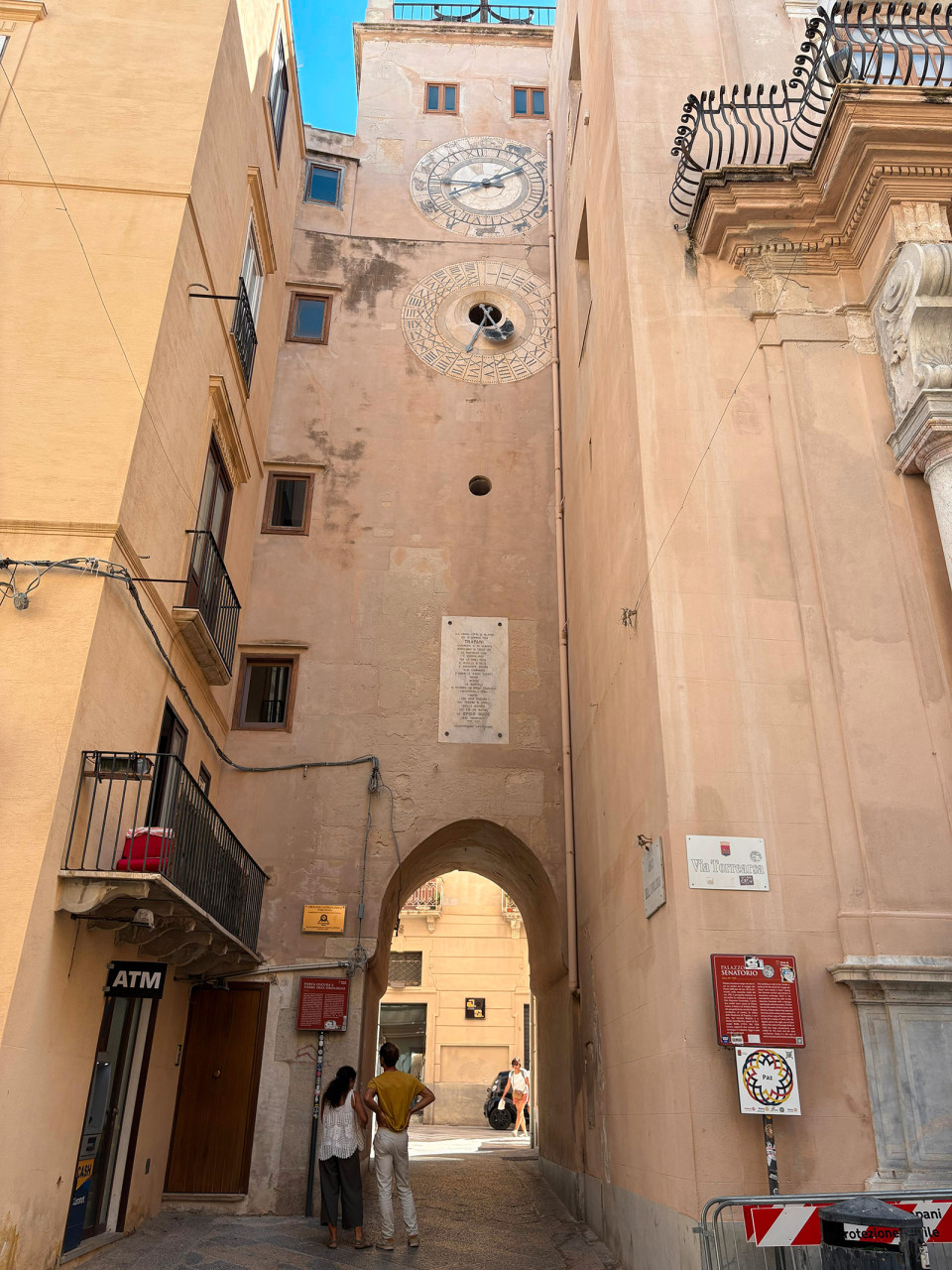 porta oscura e orologio astronomico vert