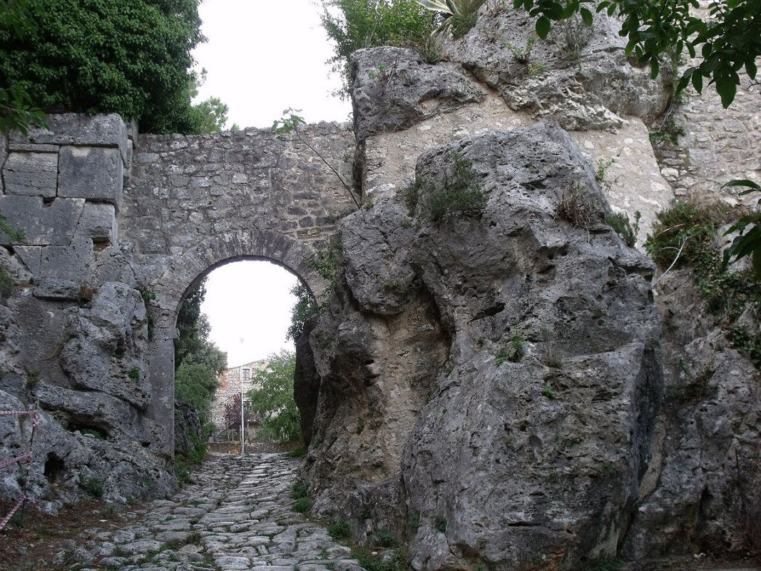 porta romana via clodia saturnia - foto di ligadue