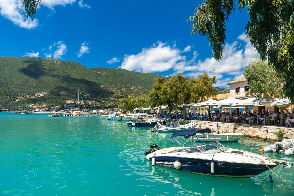 porto marittimo della citta di vasiliki con il suo mare turchese nel sud dell isola di lefkada in grecia