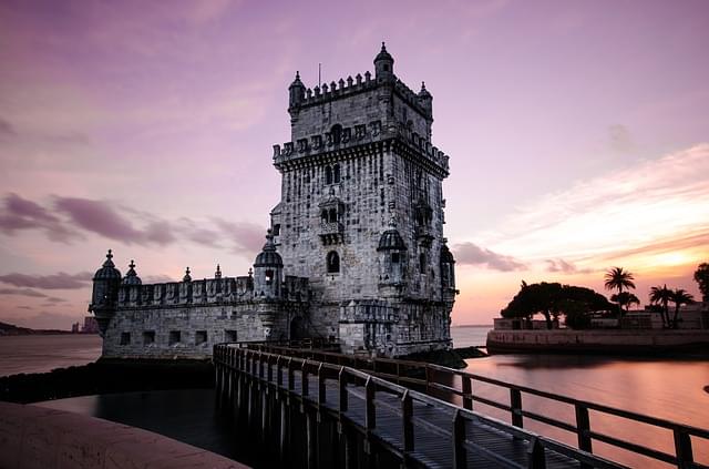 vista al tramonto della torre di belem