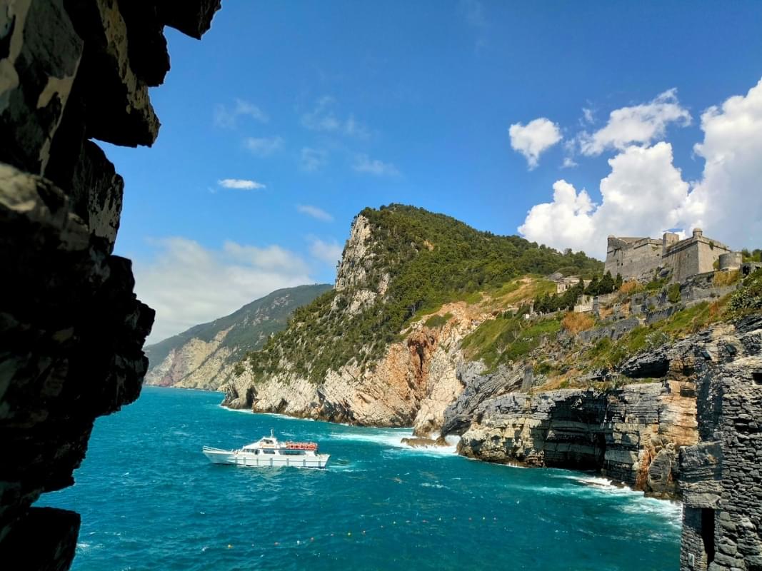 portovenere mare rocce montagne