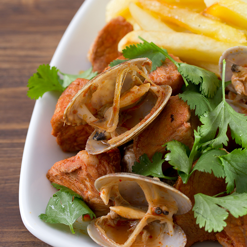 portuguese dish carne de porco alentejana