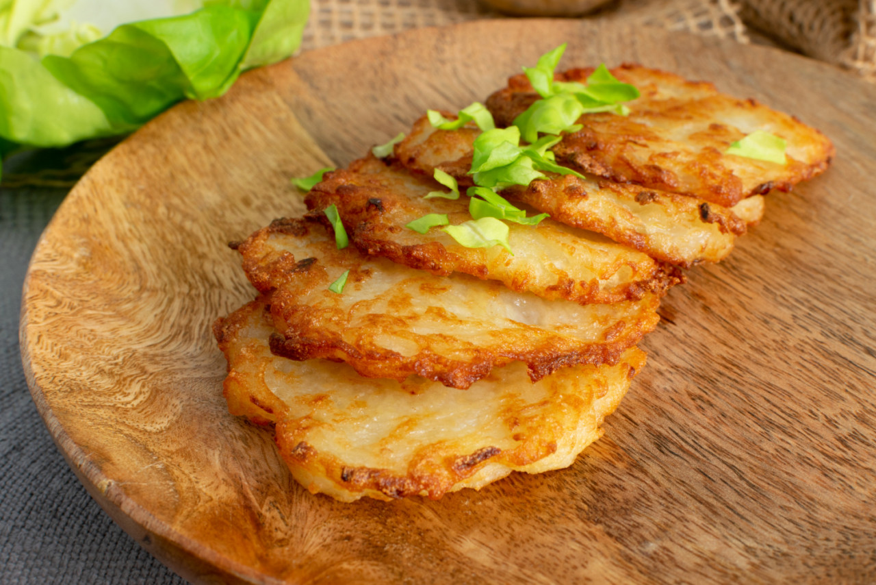 potato pancakes draniki deruny potato latkes raggmunk boxties wood plate