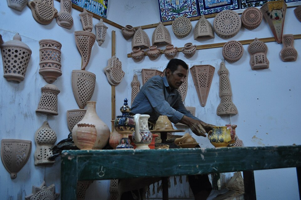 Artigiano al lavoro in un laboratorio di ceramica a Guellala