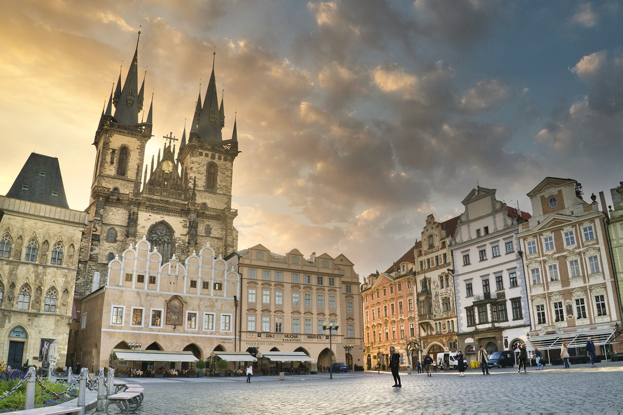 praga vista serale della piazza centrale