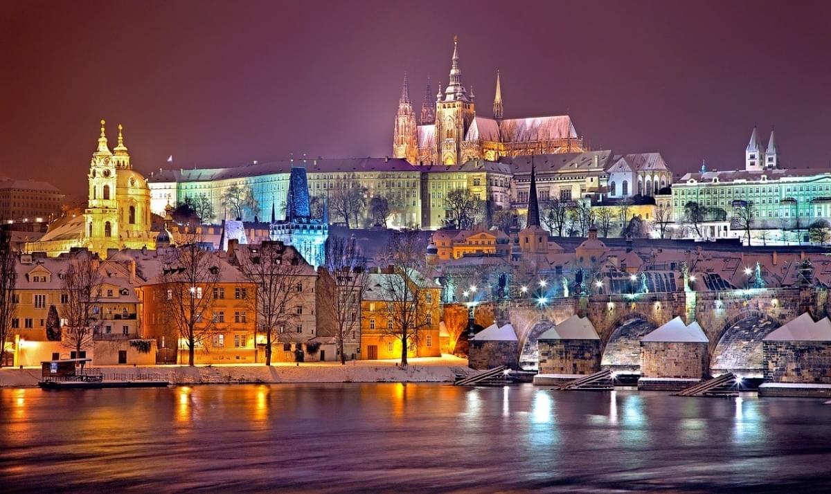 praga illuminata di notte