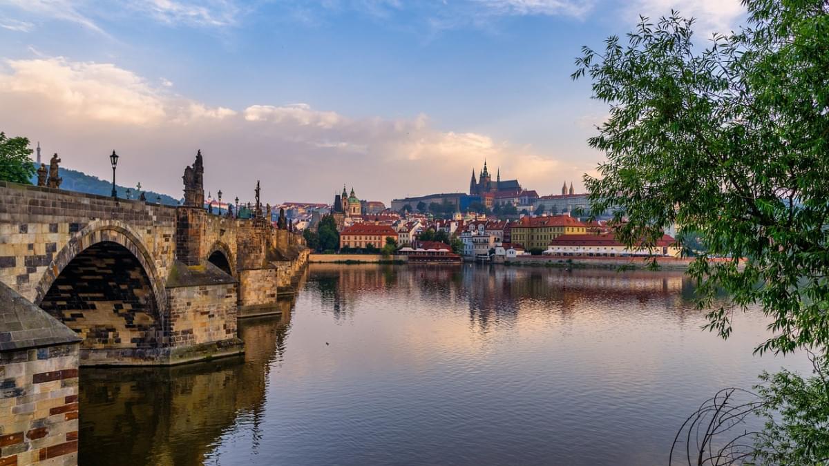 praga ponte carlo fiume