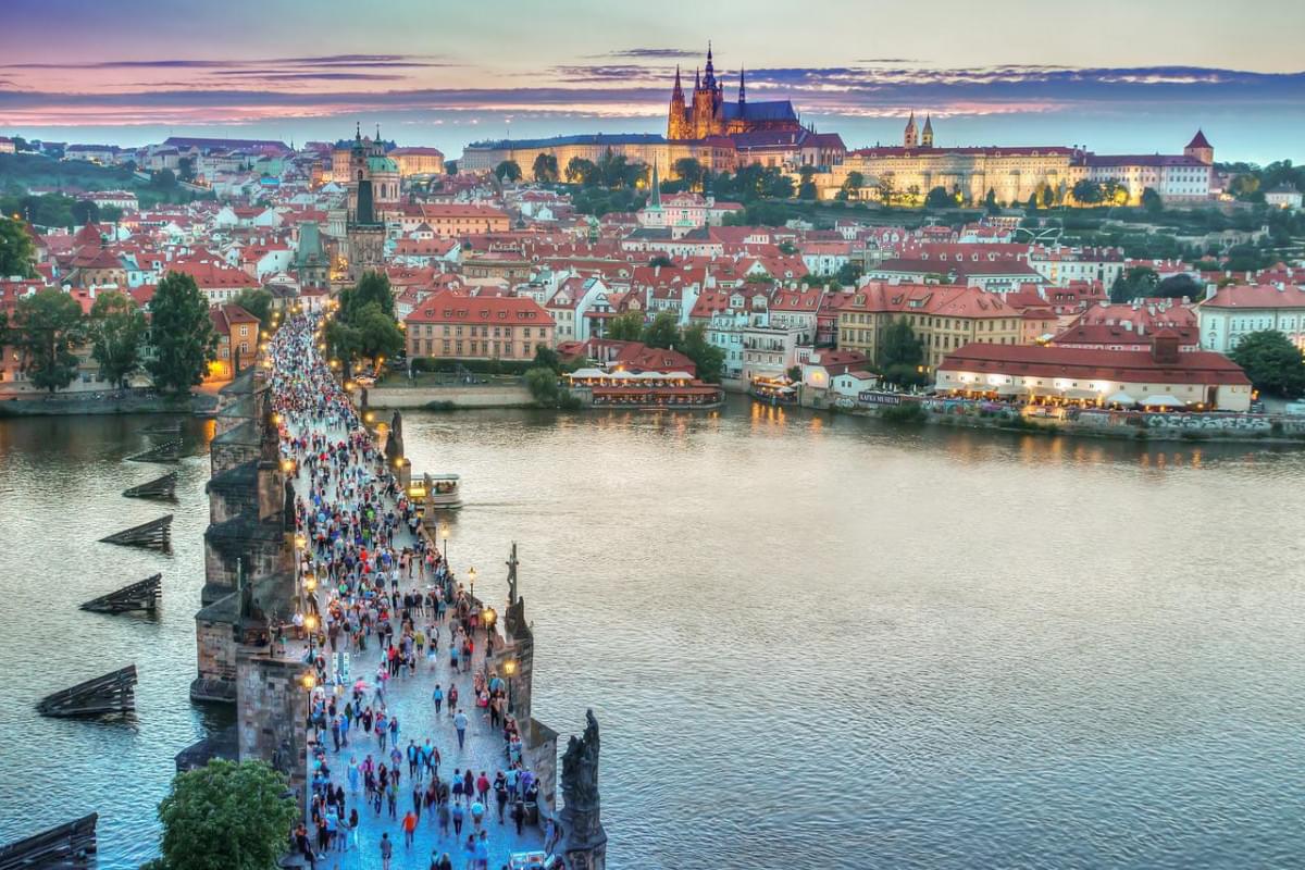 praga ponte le persone fiume folla 1