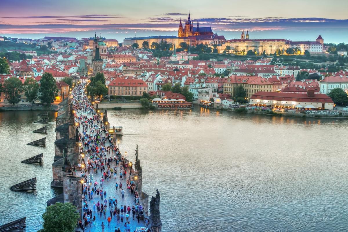 praga ponte persone fiume folla