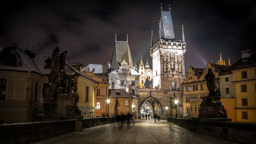 vista serale del castello di praga