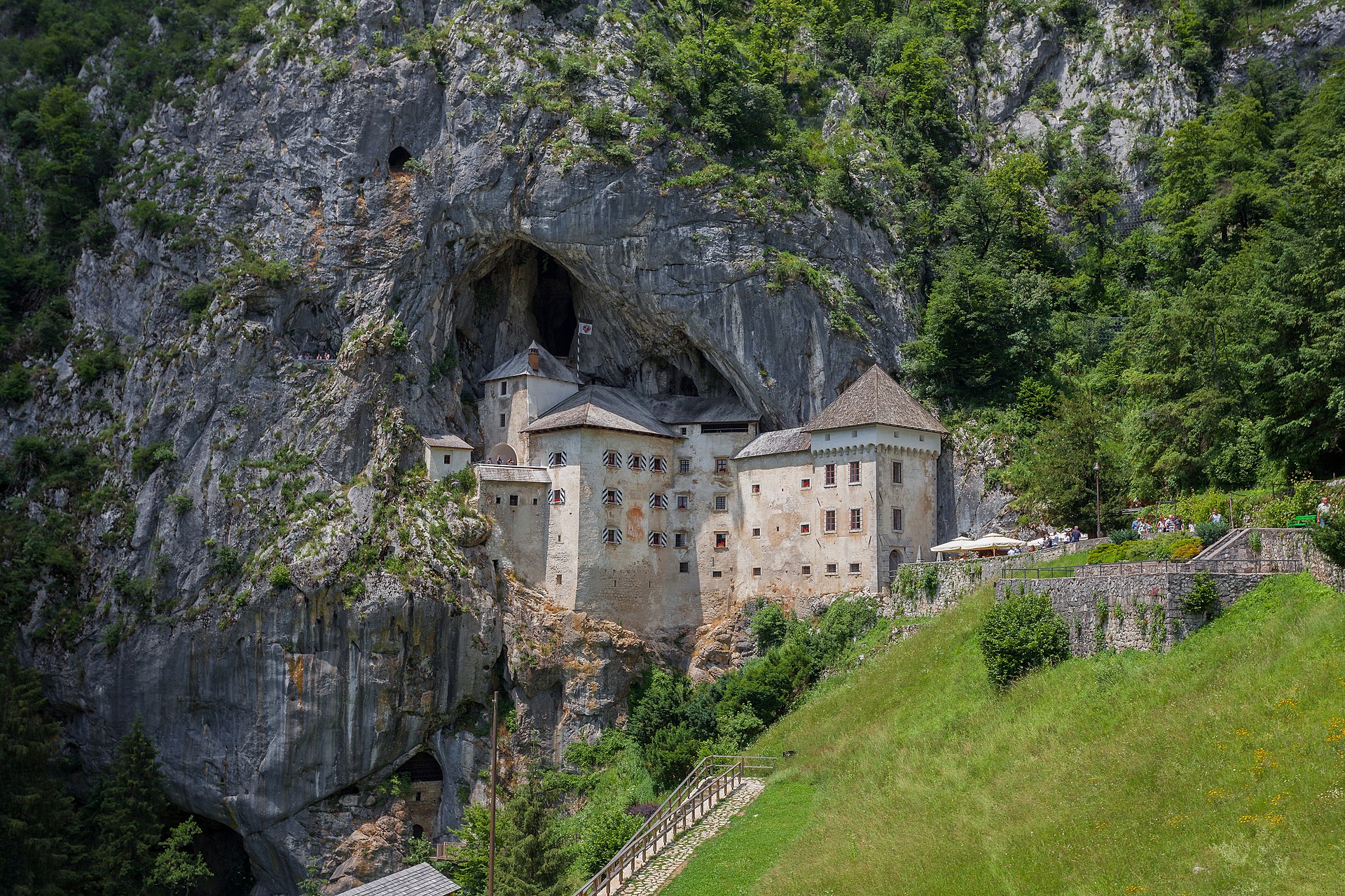 predjama castle slovenia