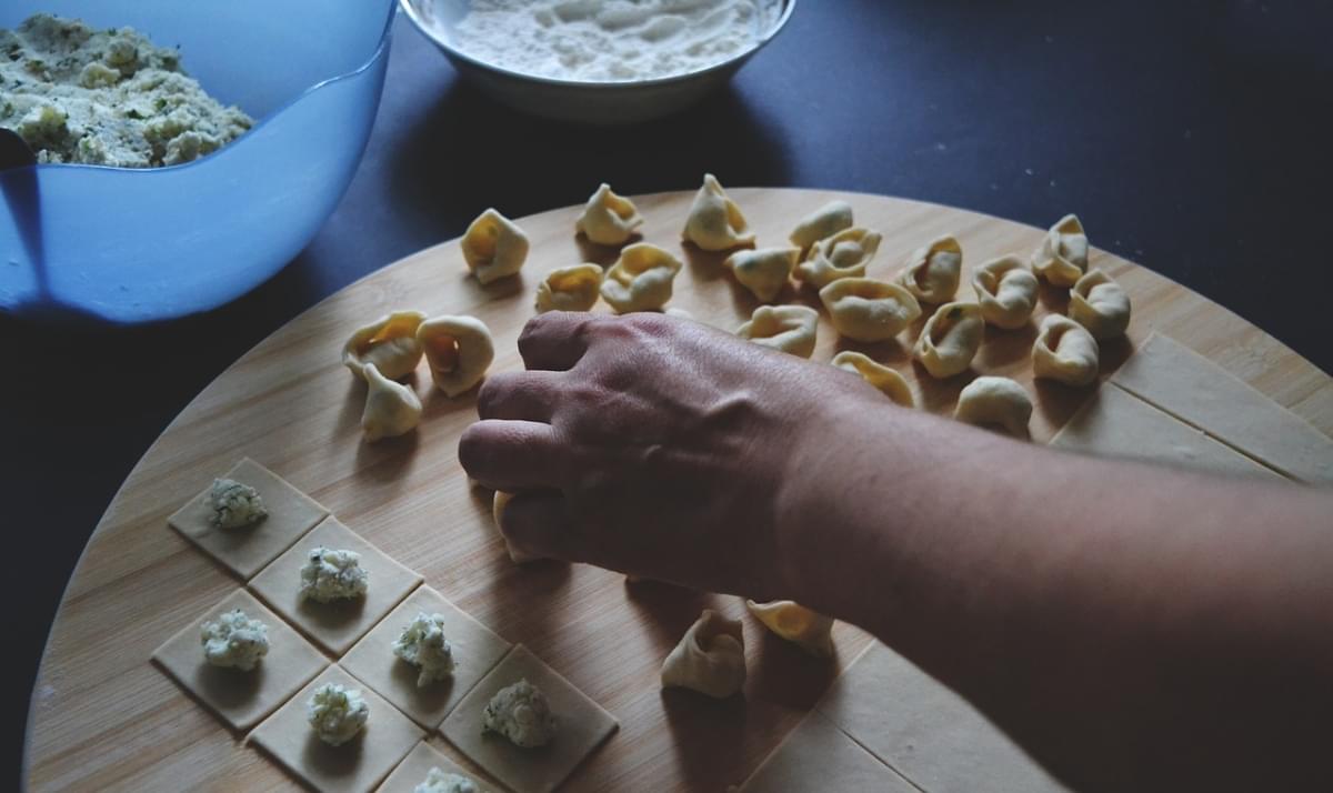 preparazione dei cappelletti