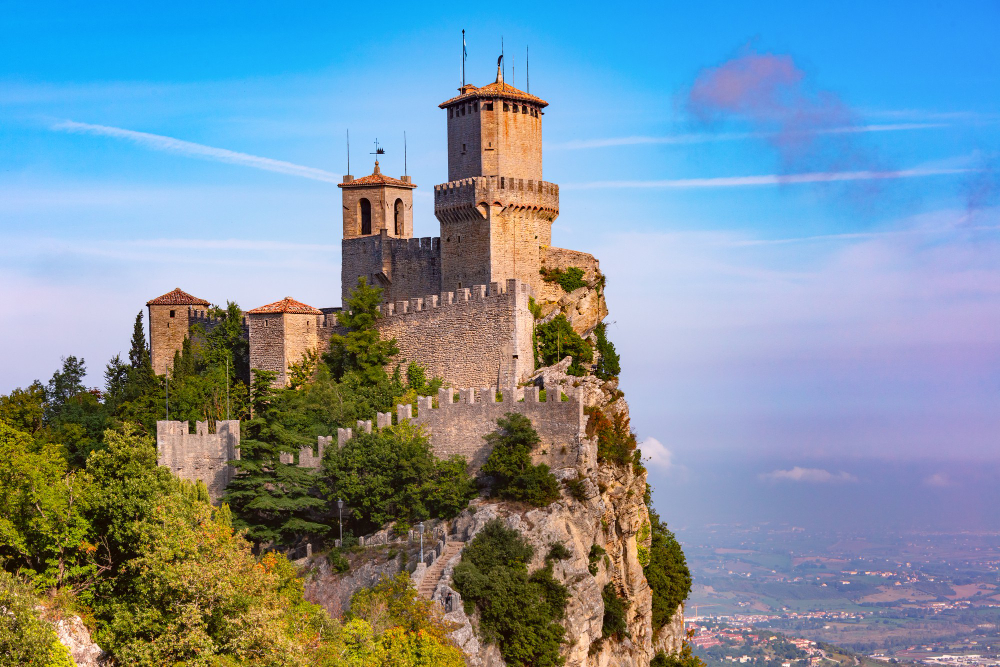 prima torre fortezza guaita nella citta di san marino della repubblica di san marino in giornata di sole