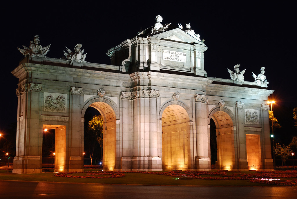 puerta de alcala noche