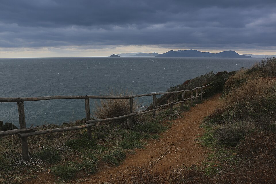 punta falcone piombino li con l isola d elba sullo sfondo