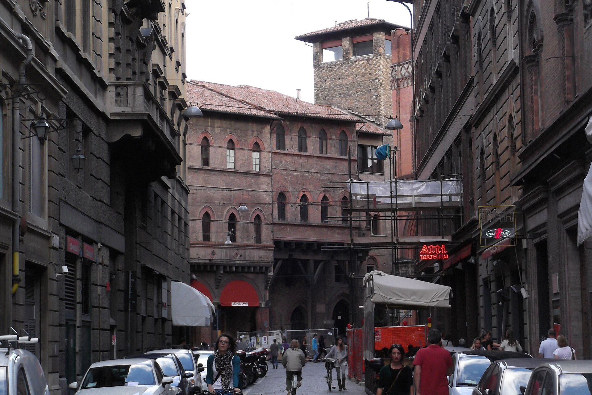 Mercato del Quadrilatero con banchi di prodotti tipici a Bologna