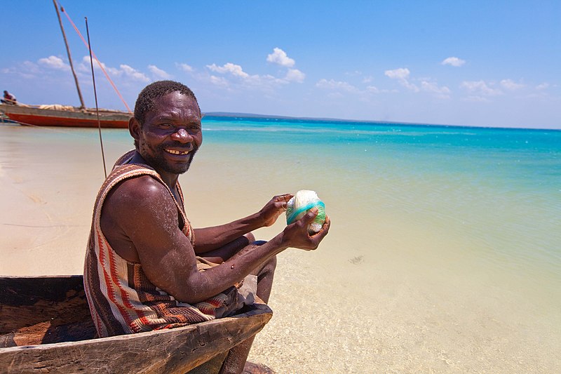 quirimbas fisherman on dhow safari