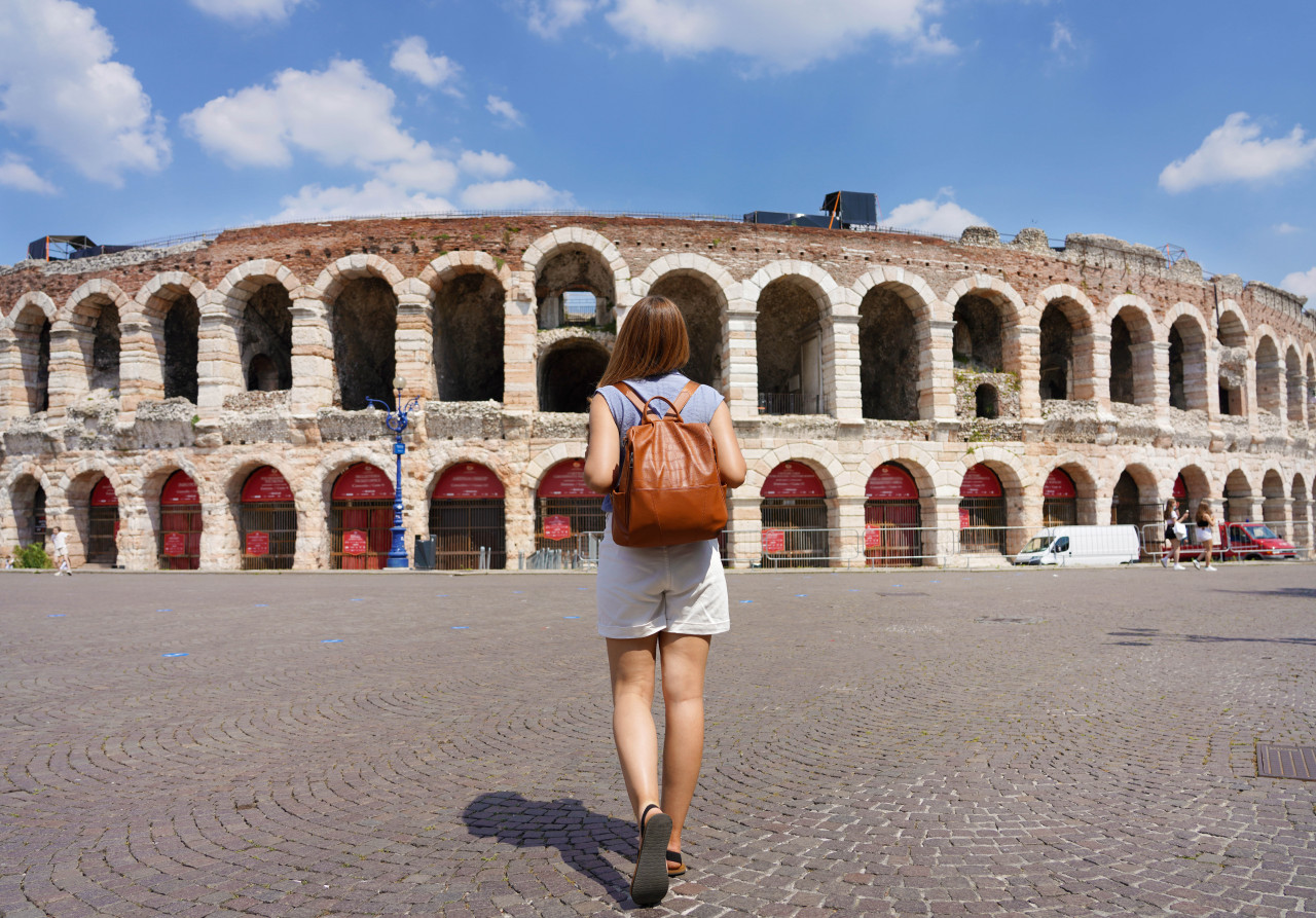 ragazza di spalle davanti Arena di Verona