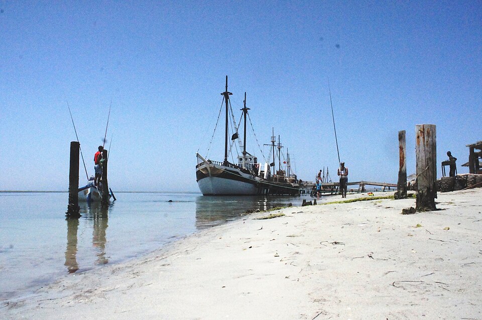 Spiaggia incontaminata di Ras Rmal con fenicotteri rosa