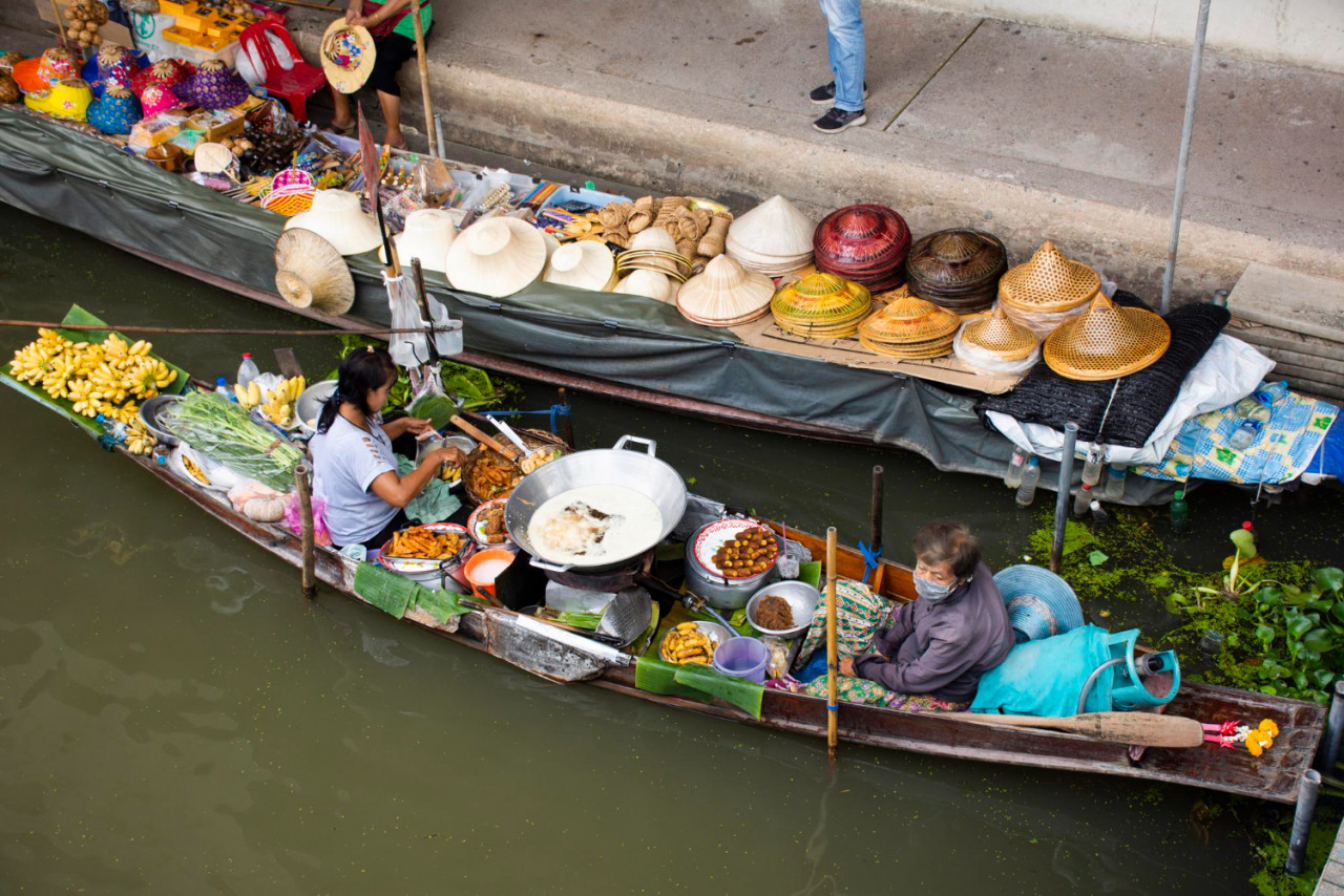 ratchaburi thailand october 30 thai people sale food product wood boat canal thai foriegner travelers damnoen saduak floating market october 30 2019 ratchaburi thailand