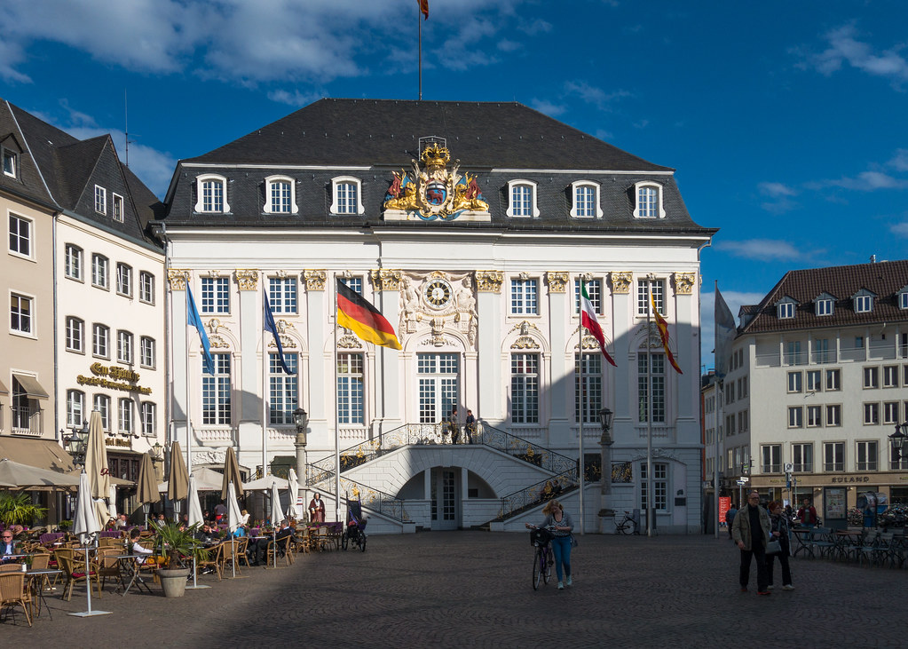 rathaus di bonn con bandiere e tavolini esterni