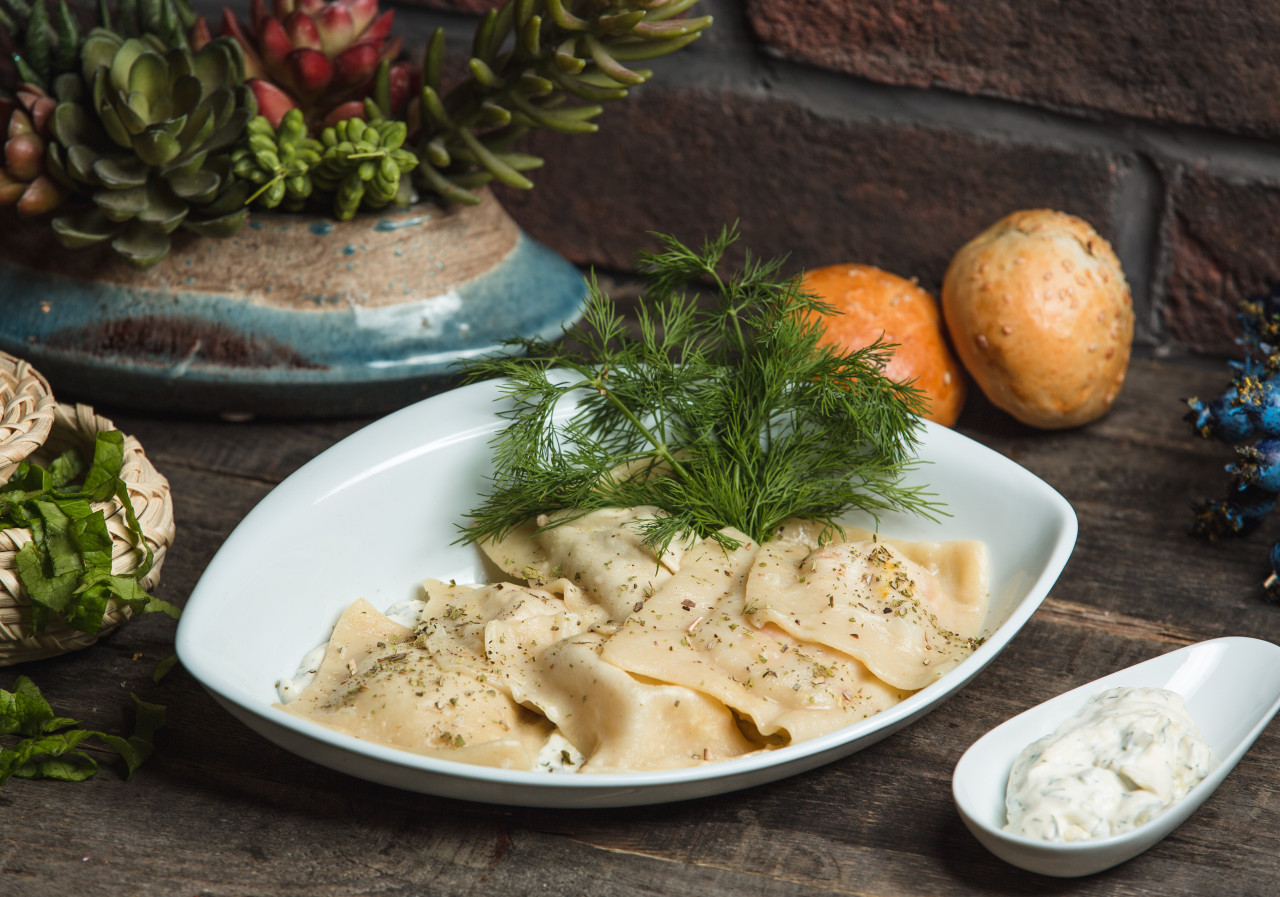 raviolli with green table