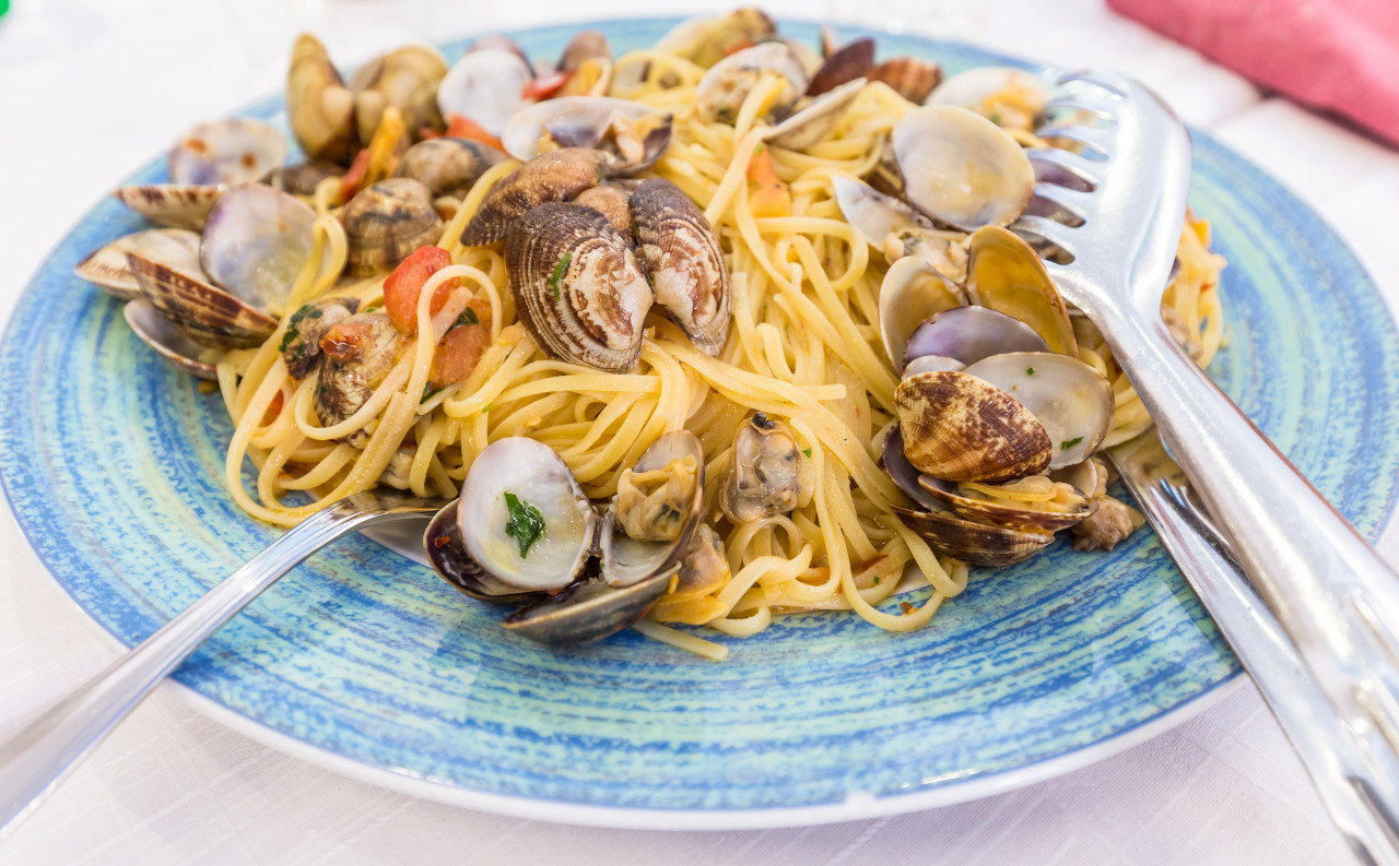 restaurant naples italy no photography set this just arrived table spaghetti alle vongole
