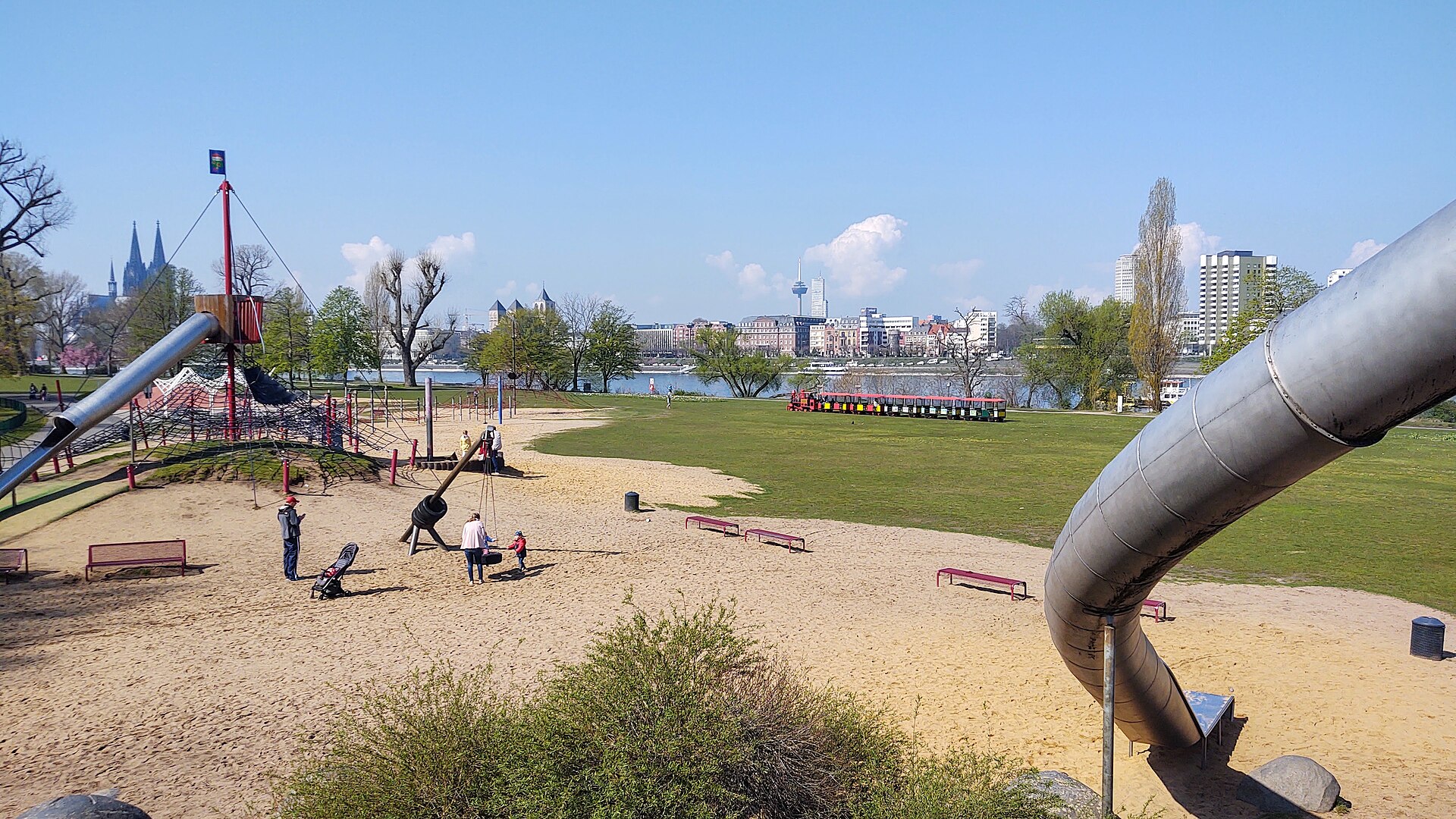 grande area verde rheinpark con giochi per bambini a Colonia