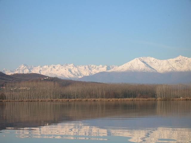 riflesso montagne sul lago di candia 1