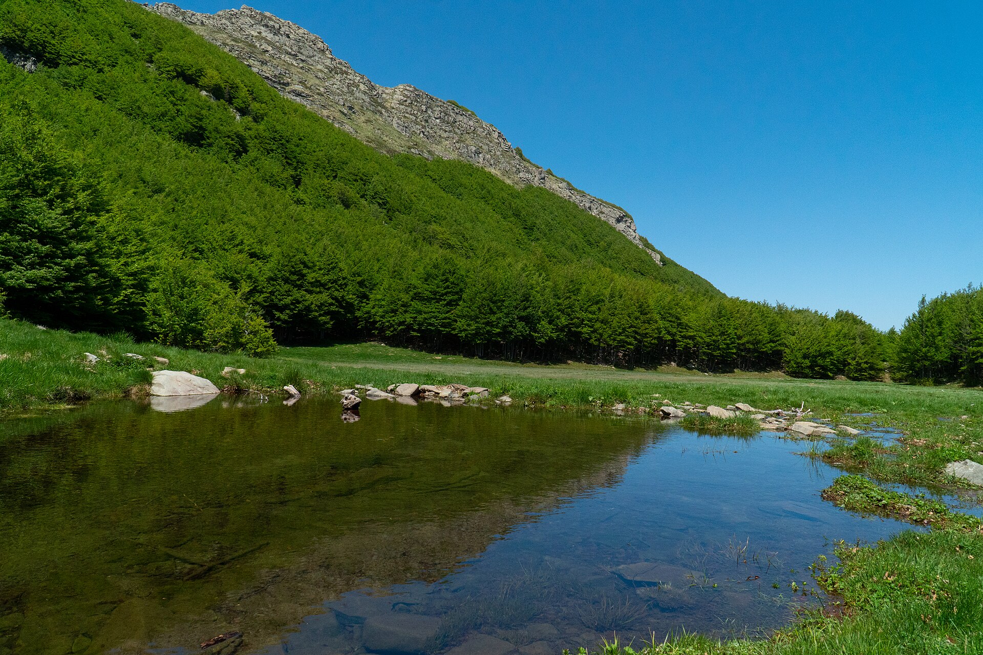 Trekking sull'Anello degli Zaffiri a Pratospilla con vista sui laghi glaciali.